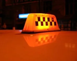 В Скадовском районе таксист ограбил и оставил на дороге пассажирку