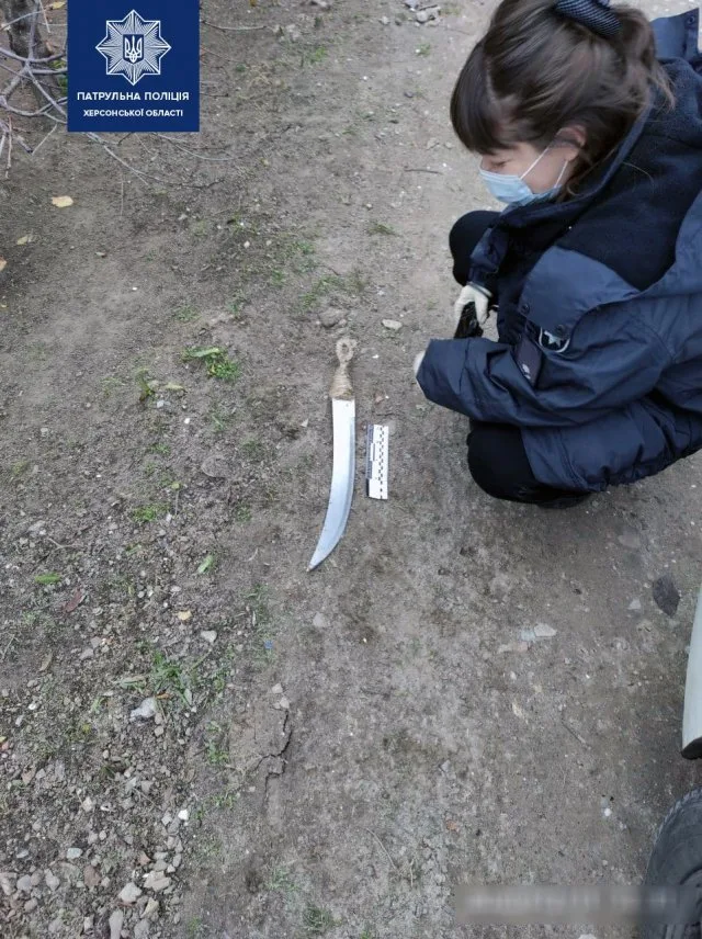 В Херсоне у подозрительных прохожих патрульные обнаружили большой тесак