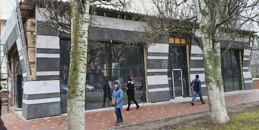 МАФ в центре Херсона пока сносить не будут. Пока не разберутся с его капитальностью