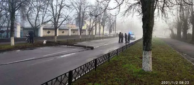В Новой Каховке водитель «Ауди» сбил опору освещения и скрылся с места ДТП