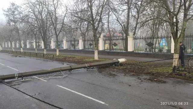 В Новой Каховке водитель «Ауди» сбил опору освещения и скрылся с места ДТП