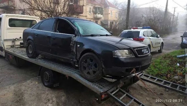 В Новой Каховке водитель «Ауди» сбил опору освещения и скрылся с места ДТП