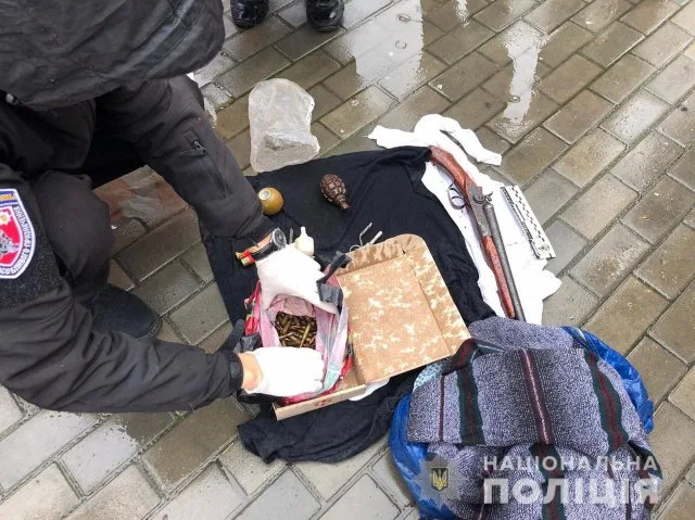 Полицейские изъяли оружие, взрывчатку и боеприпасы у ранее судимого херсонца