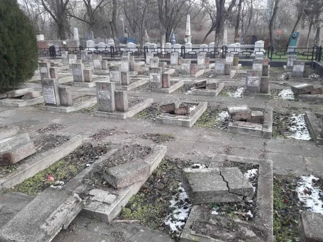 Вандалы разгромили самое старое кладбище в Херсоне