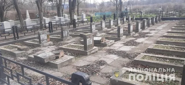 Полиция устанавливает лиц, которые повредили памятники братской могилы на мемориальном кладбище в Херсоне