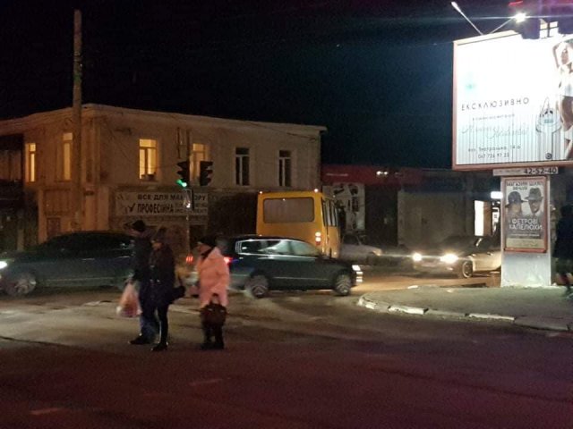 В центре Херсона маршрутка попала в ДТП