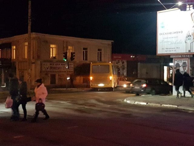 В центре Херсона маршрутка попала в ДТП
