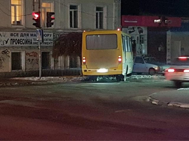 В центре Херсона маршрутка попала в ДТП