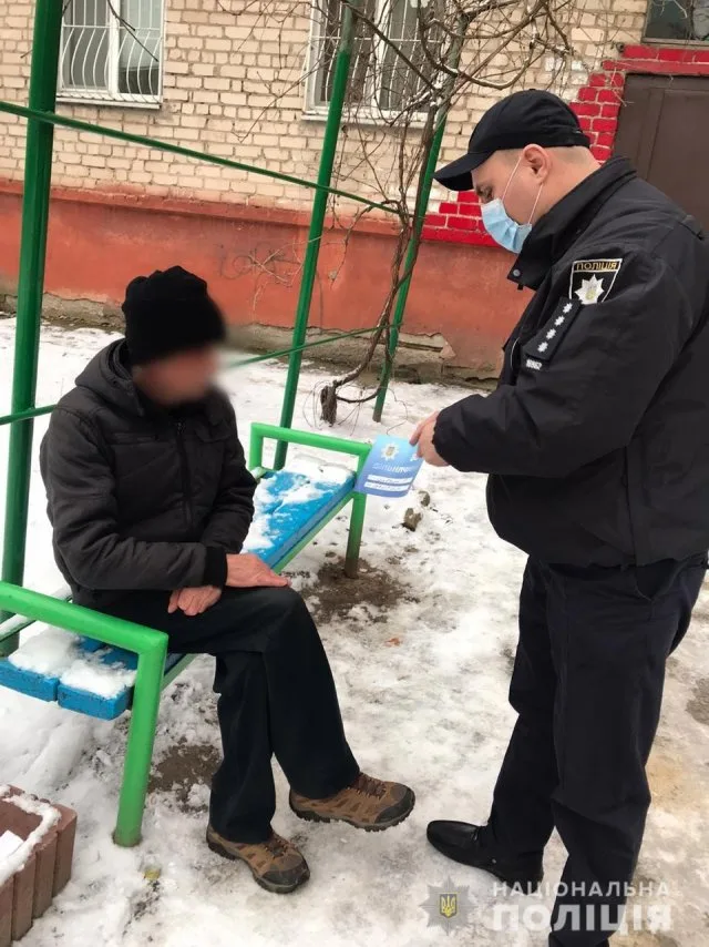 «Ваш участковый офицер полиции» – открытки с таким надписью полицейские раздали херсонцам