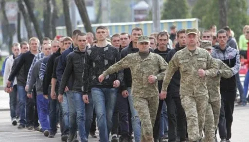 Херсонским парням уже разносят повестки на призыв на срочную военную службу