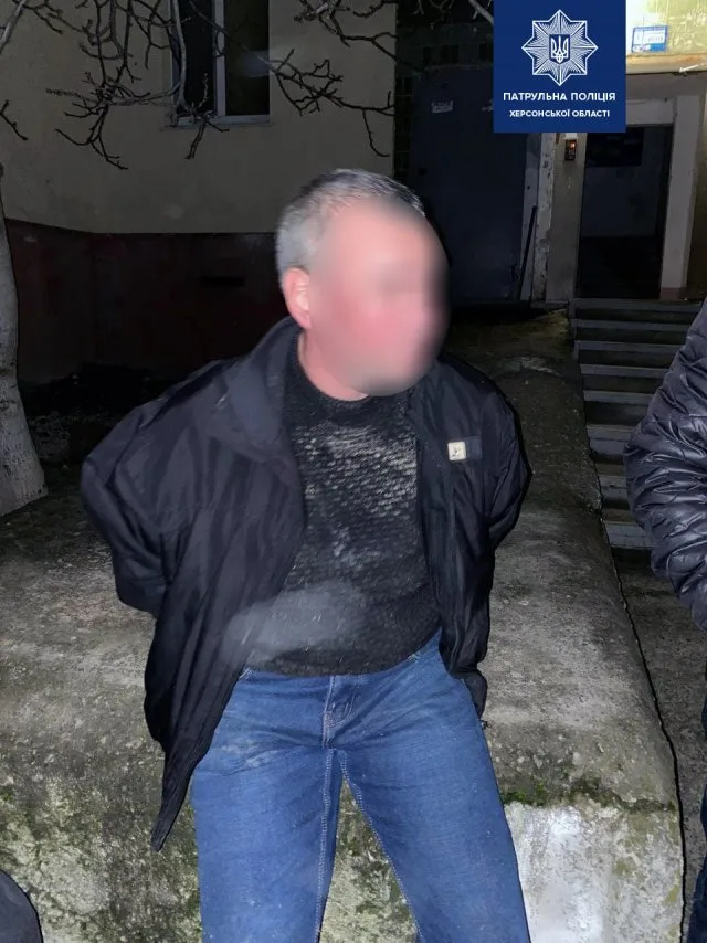 В Херсоне на Острове пьяный человек с ножом кидался на прохожих