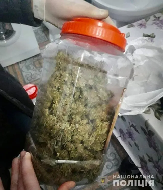 В Скадовском районе полицейские изъяли у местного жителя пистолет и наркотики