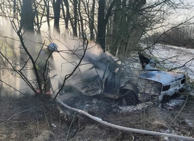 Нововоронцовские спасатели тушили горящий автомобиль