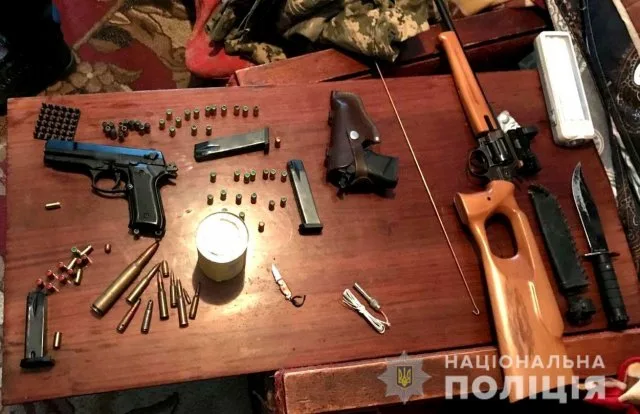 Участковые офицеры полиции изъяли оружие и охотничий порох у жителя Бериславского района