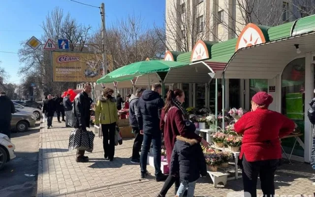 Букеты за 3 тысячи гривен и очереди в супермаркетах: в Херсоне праздничный аншлаг