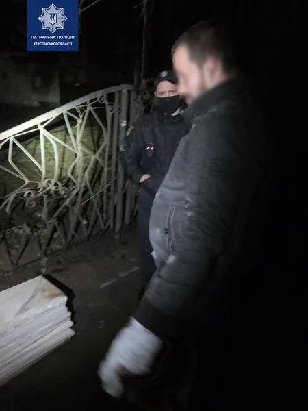 Ночью в Херсоне на недострое на пр Ушакова задержали троих: они выносили отделочную плитку
