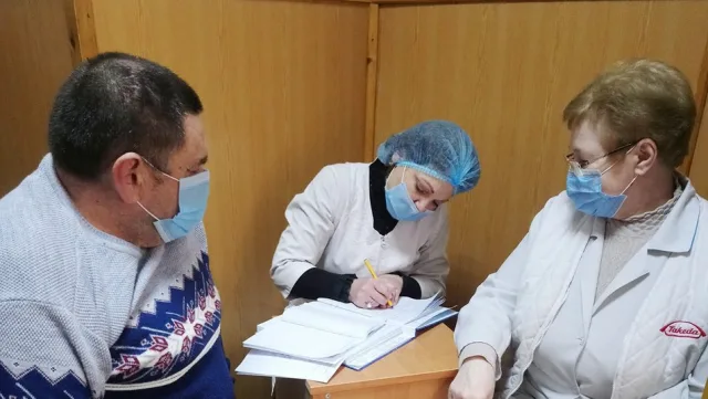 У Херсоні провакцинували ще 20 медичних працівників, жінкам – дарували кактуси