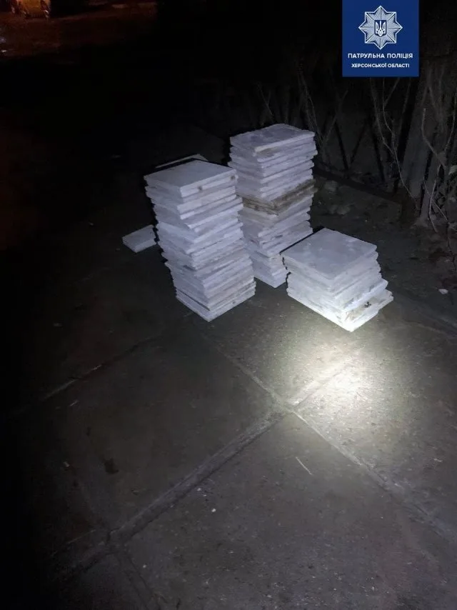 Ночью в Херсоне на недострое на пр Ушакова задержали троих: они выносили отделочную плитку
