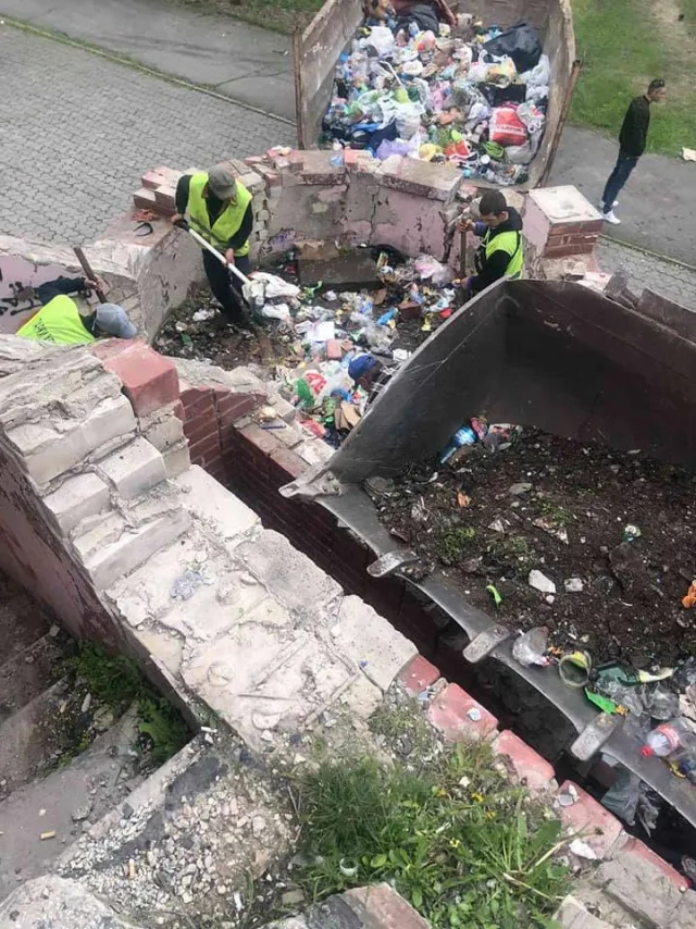Из «Зеленого театра» в парке Херсона вывезли 10 тонн мусора