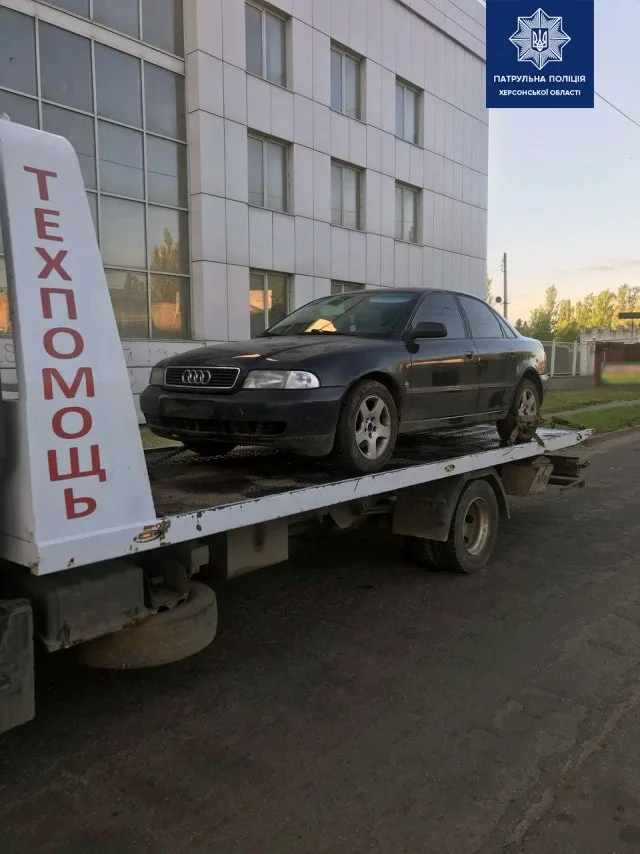 Ночью по Херсону на Audi A4 “рассекали” двое без прав и под кайфом