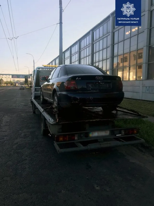 Ночью по Херсону на Audi A4 “рассекали” двое без прав и под кайфом