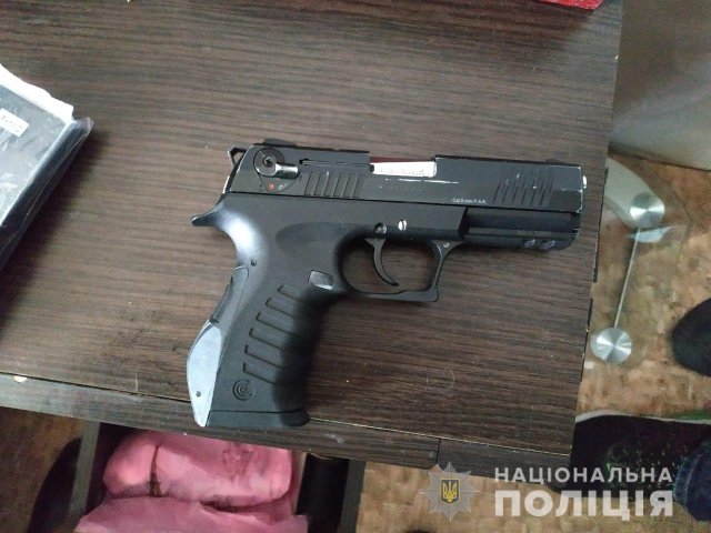 На Херсонщине полицейские изъяли у жителя области несколько единиц оружия и армейские патроны различных калибров
