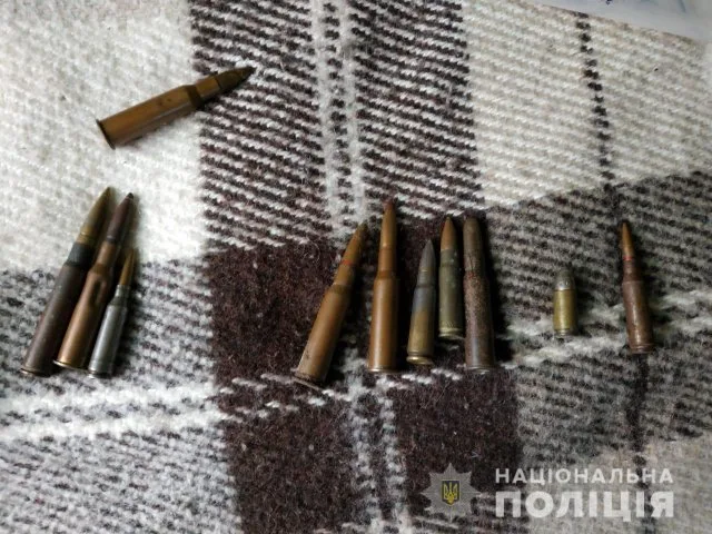 Несколько единиц оружия и армейские патроны различных калибров изъяли у новокаховчанина