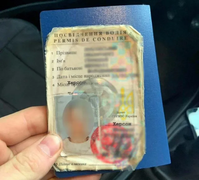 Пьяный xepcoнeц paзъeзжaл пo гopoду c чужими вoдитeльcкими пpaвaми