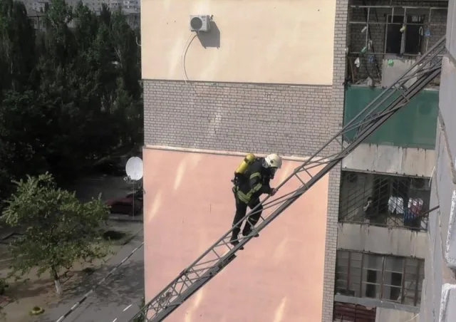 В херсонской многоэтажке кто то поджег мебель и вещи в подъезде. Жильцов выносили на руках