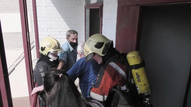 В херсонской многоэтажке кто то поджег мебель и вещи в подъезде. Жильцов выносили на руках