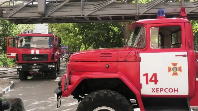 В херсонской многоэтажке кто то поджег мебель и вещи в подъезде. Жильцов выносили на руках