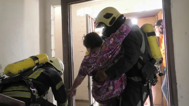 В херсонской многоэтажке кто то поджег мебель и вещи в подъезде. Жильцов выносили на руках