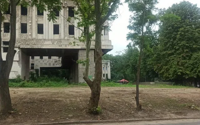 Возле заброшенного здания в центре Херсона убрали забор – горожане в недоумении