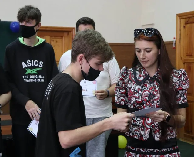 Участники лингвистической школы при ХГУ получили сертификаты