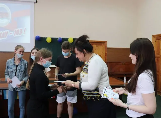 Участники лингвистической школы при ХГУ получили сертификаты