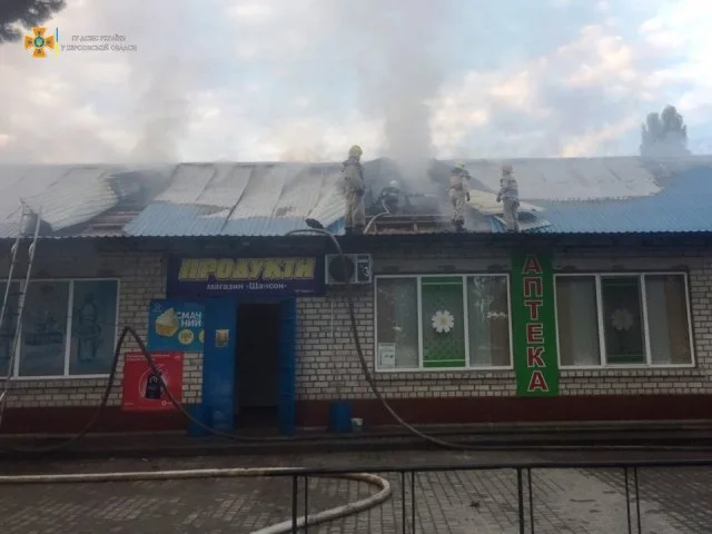 Пожарные на Херсонщине тушили здание с торговыми обьектами