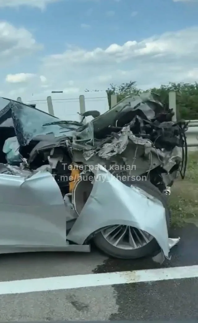 Элитное авто залетело под прицеп КАМАЗа на трассе между Херсоном и Николаевом