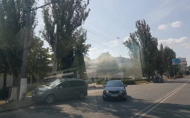 В Херсоне легковушка не разминулась со столбом – водитель пытался сбежать
