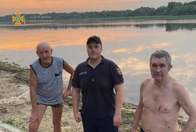 Новокаховские спасатели спасли на воде двух мужчин