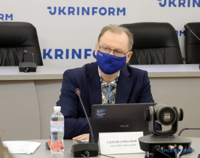 Большинству школ Украины снова грозит  переход в онлайн