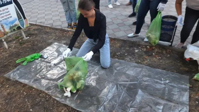 В Херсоне состоялась экологическая акция. Ее участники исследовали мусор возле кофеен