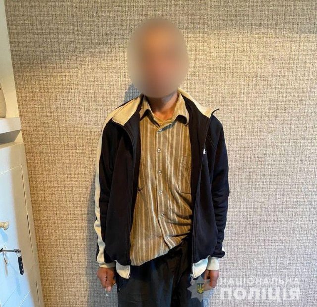 Херсонские оперативники установили грабителя, который неделю назад сорвал золотую цепочку с женщины в центре города