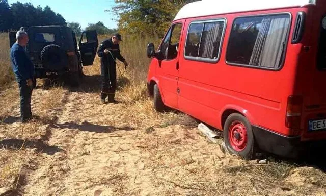 Олешковские спасатели вытянули из песка микроавтобус с людьми