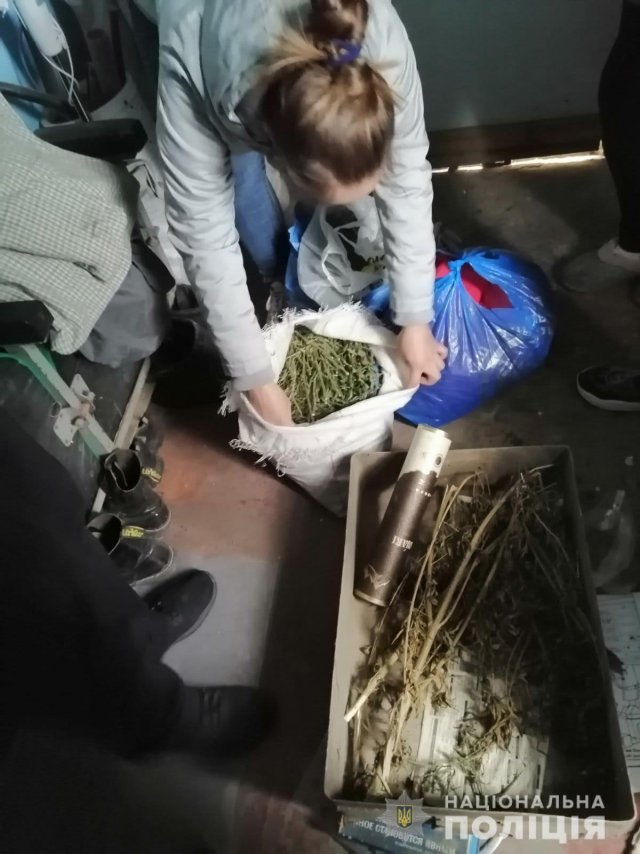 Полицейские разыскали 39-летнего подозреваемого в убийстве и изъяли 1,5 кг каннабиса
