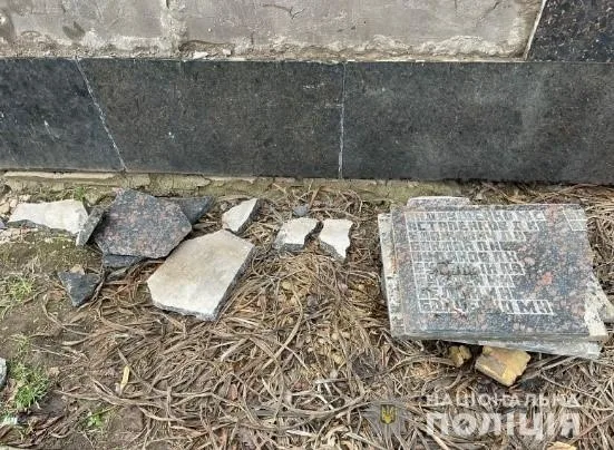 В Херсонской области малолетки ради развлечения повредили мемориал воинам Второй мировой войне