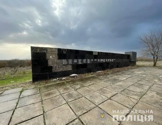 В Херсонской области малолетки ради развлечения повредили мемориал воинам Второй мировой войне