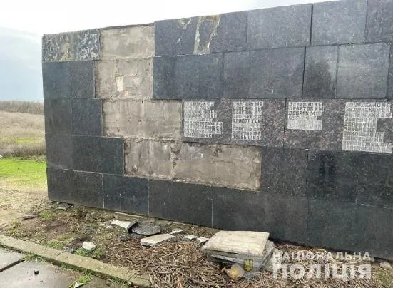 В Херсонской области малолетки ради развлечения повредили мемориал воинам Второй мировой войне