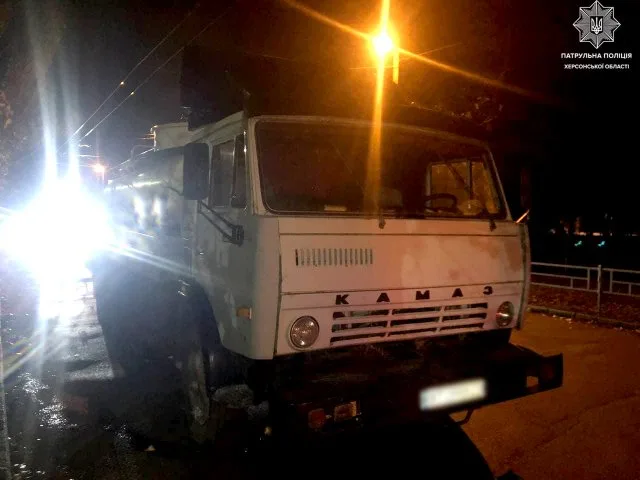 Пьяный херсонец катался ночью по городу на угнанном КАМАЗе
