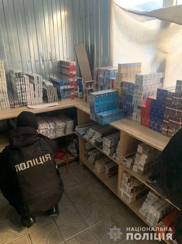 Полиция Херсонщины из незаконной продажи изъяла около 23 тыс. пачек сигарет и 1589 литров суррогата алкоголя