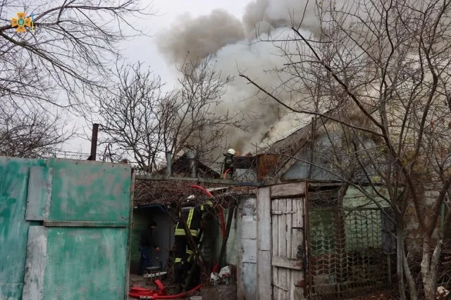 В Херсоне пожарные во время тушения пожара спасли 81-летнего мужчину